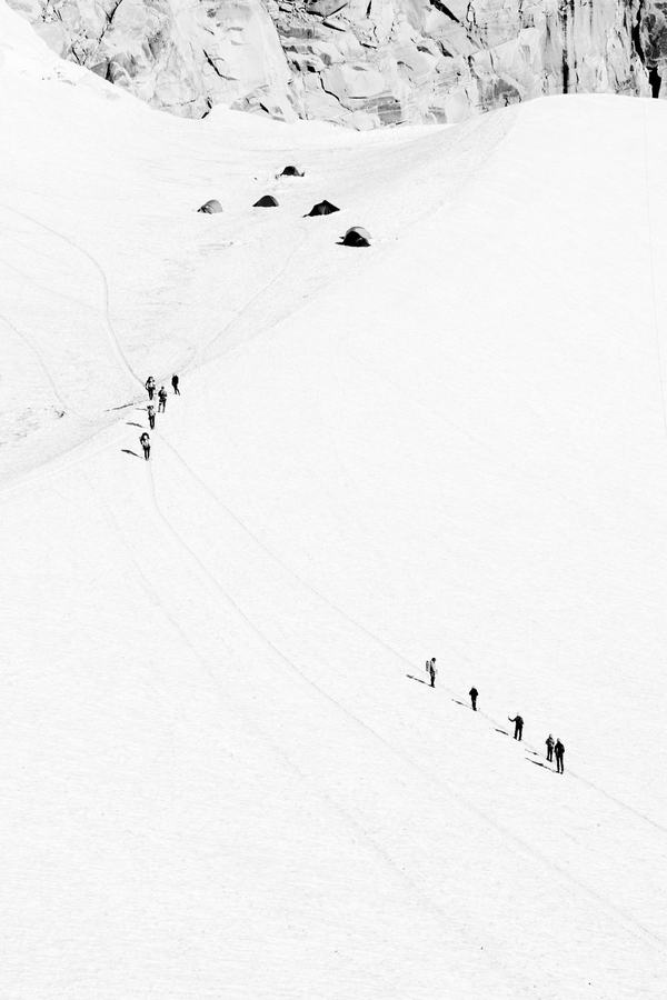 Cordée d'alpinistes traversant un glacier enneigé