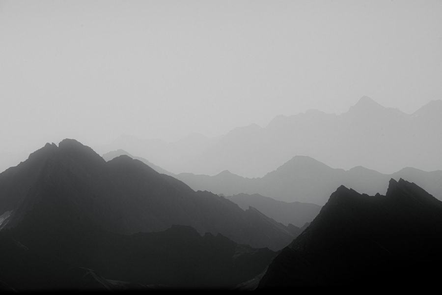 Crêtes de montagnes en dégradé dans la brume