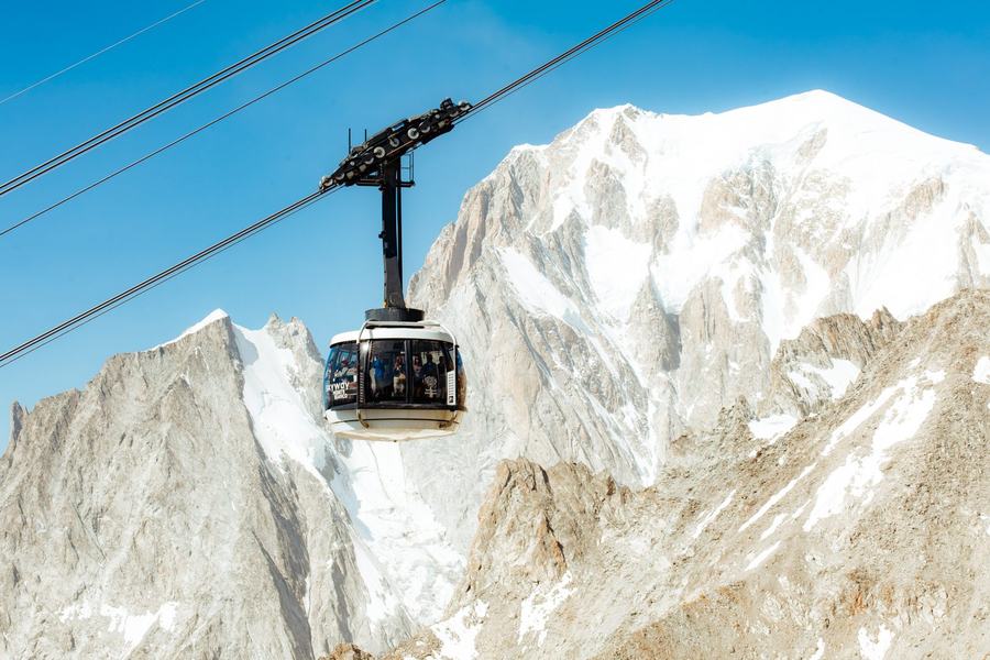 Télécabine du Skyway Monte Bianco face au massif du Mont-Blanc